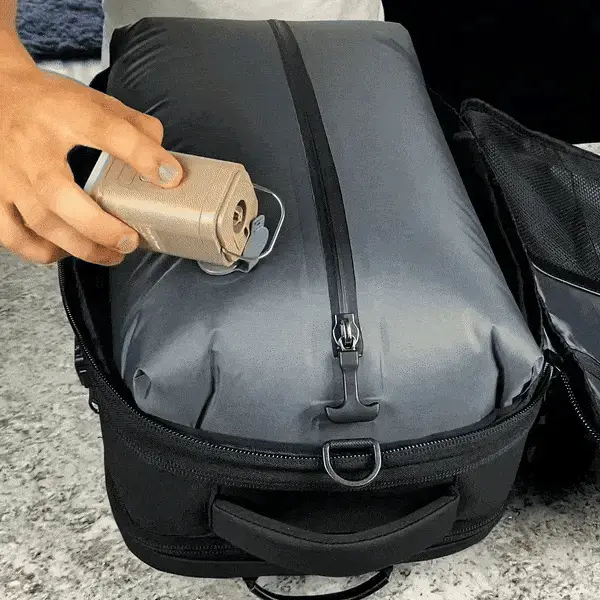 Mochila Bagtron sendo comprimida a vácuo com a bomba de ar inclusa
